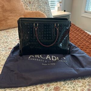 Arcadia handbag in color black